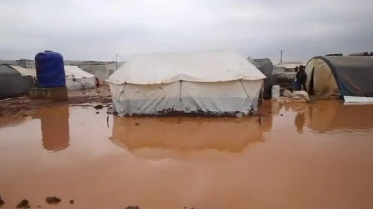 Suriye'nin İdlib kırsalında 10 mülteci kampı sular altında kaldı haber görseli