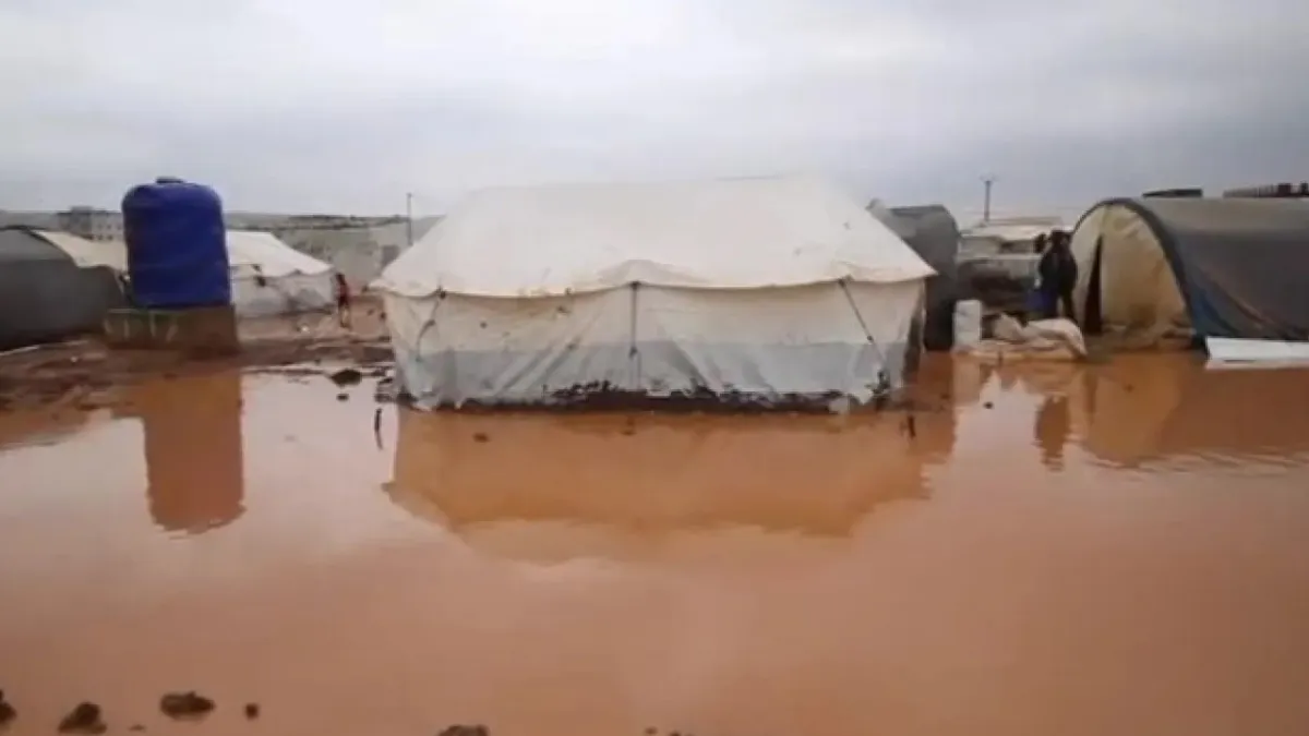 Suriye'nin İdlib kırsalında 10 mülteci kampı sular altında kaldı