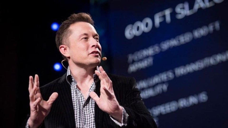Elon Musk 2027'de Ay yolculuğu planlıyor