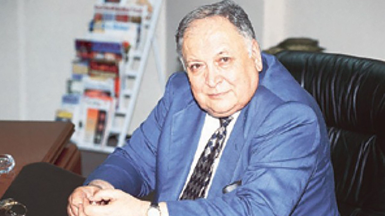 Türk basınının duayeni Nezih Demirkent mezarı başında anıldı haber görseli