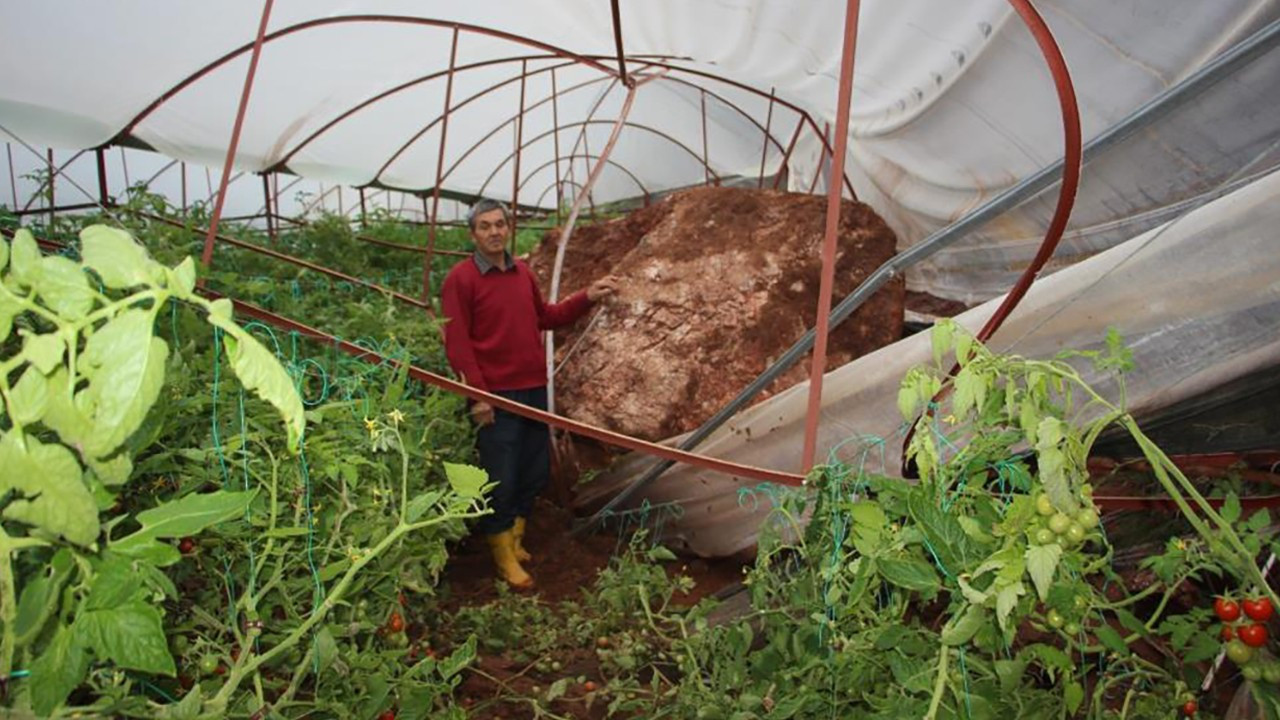 Antalya’da heyelan: Evlerde çatlaklar oluştu, seralara dev kayalar düştü haber görseli