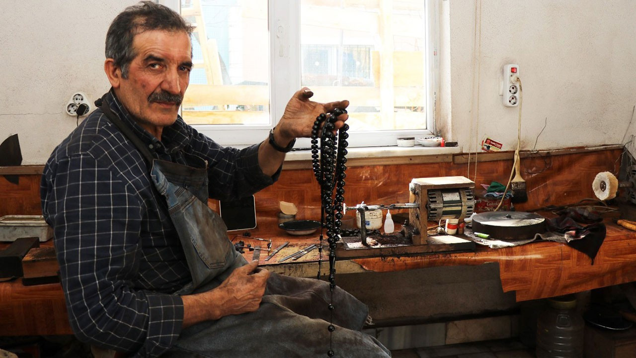 Oltu taşında el emeği: Günde 7 tespih, fiyatı 6 bin liraya kadar çıkıyor haber görseli