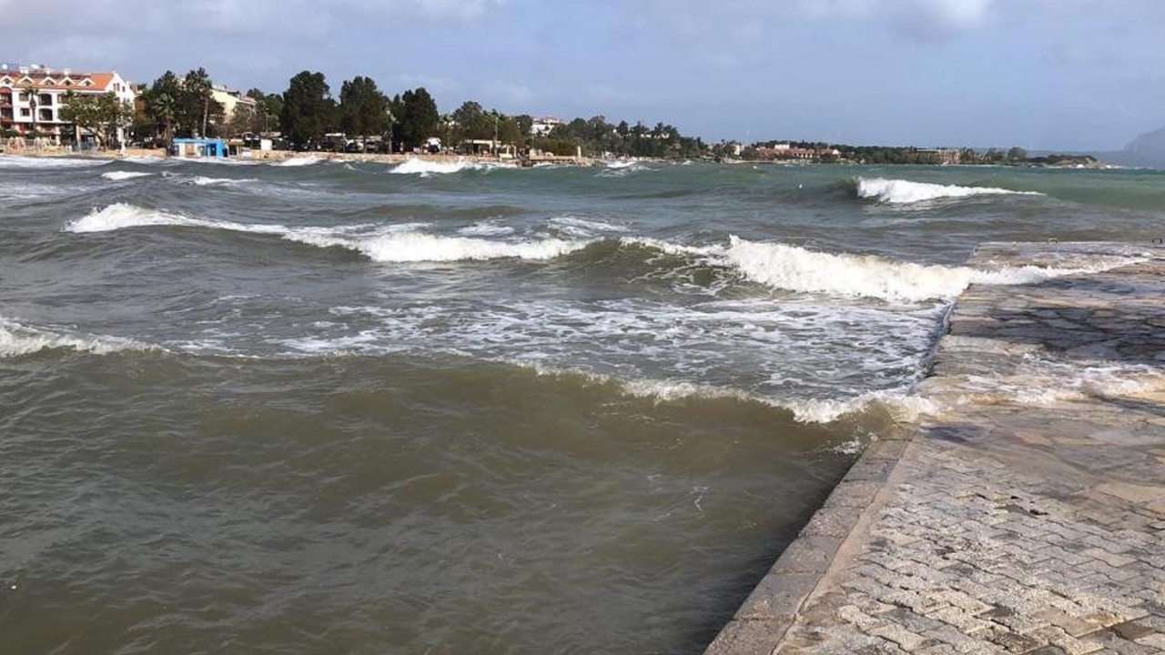 İzmir'de fırtına denizi taşırdı haber görseli