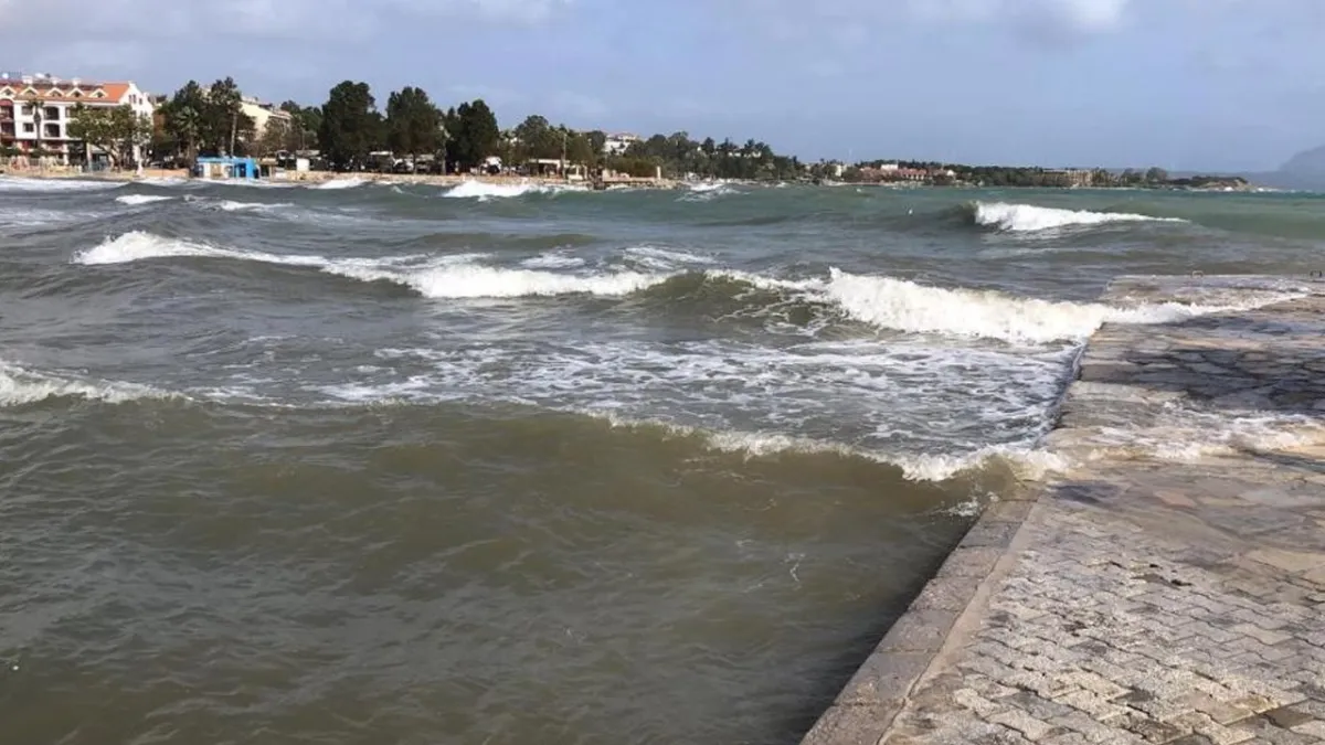 İzmir'de fırtına denizi taşırdı