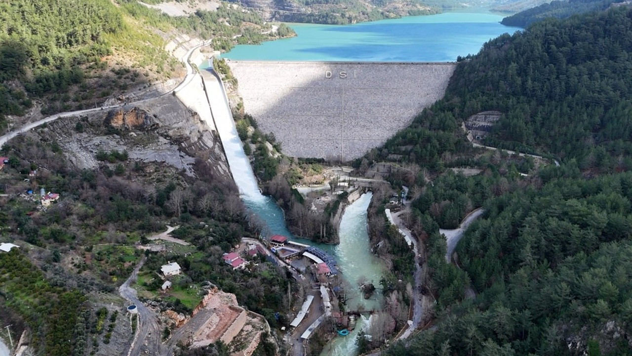 Barajın kapakları açıldı, ev ve işletmeleri su bastı haber görseli