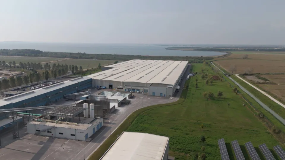 Şişecam İtalya’daki yeni hat yatırımını tamamladı haber görseli