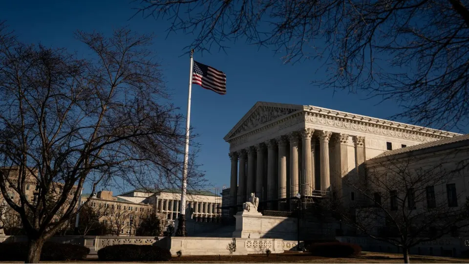 ABD Yüksek Mahkemesi Trump'ın küresel gümrük vergilerini iptal etti haber görseli