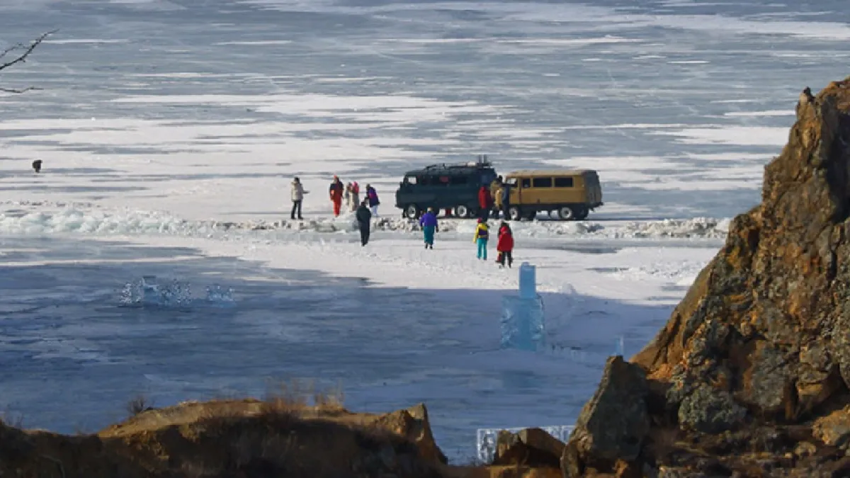 Baykal Gölü’nde facia! Tur aracı buz kırılınca göle düştü: 8 turist hayatını kaybetti haber görseli