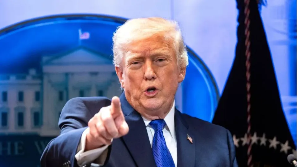 Trump: Yüzde 10'luk küresel vergiyi yüzde 15'e çıkaracağım haber görseli