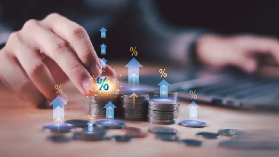 Bankalar dokuz yıl sonra enflasyonu yenmeye yakın haber görseli