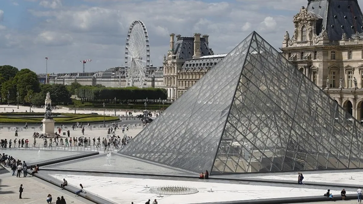 Louvre Müzesi'nin müdürü istifa etti haber görseli