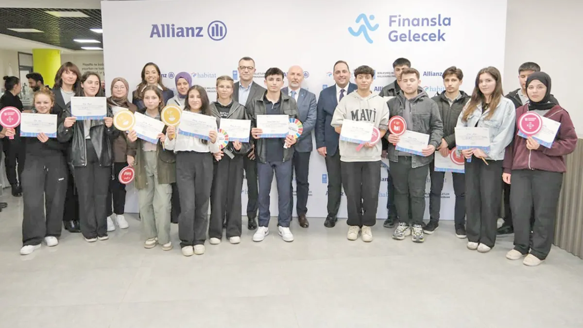 ‘Influencer’lar gençlere fazla para harcatıyor haber görseli