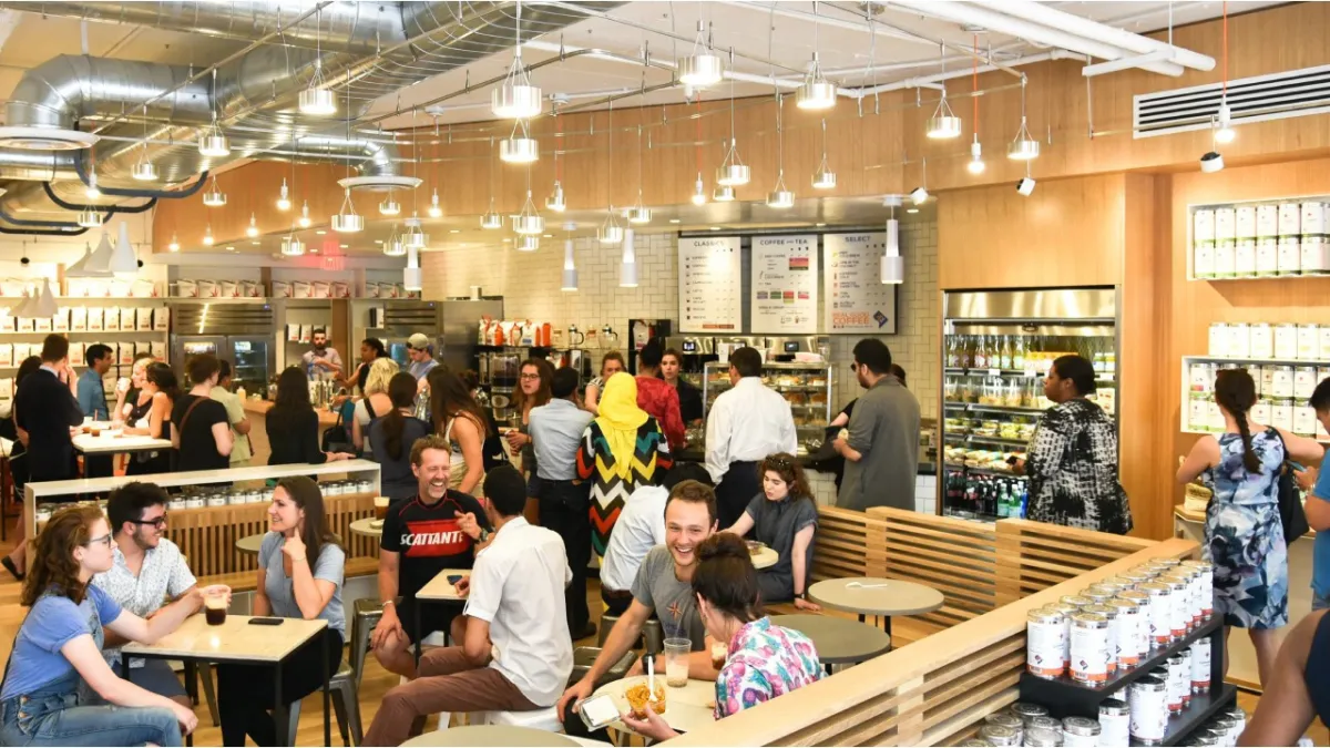 10 şubesini kapatan kahve zincirine müşteri çıktı haber görseli