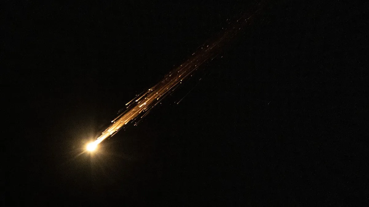 İran’dan Tel Aviv’e yeni füze saldırısı: 21 yaralı haber görseli