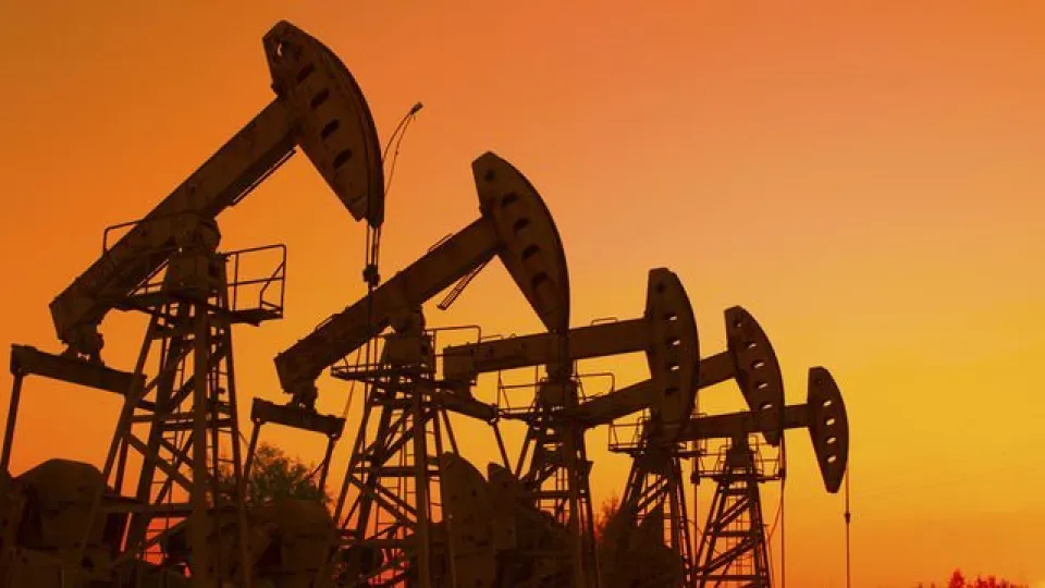 Petrolde 100 dolar tahminleri haber görseli