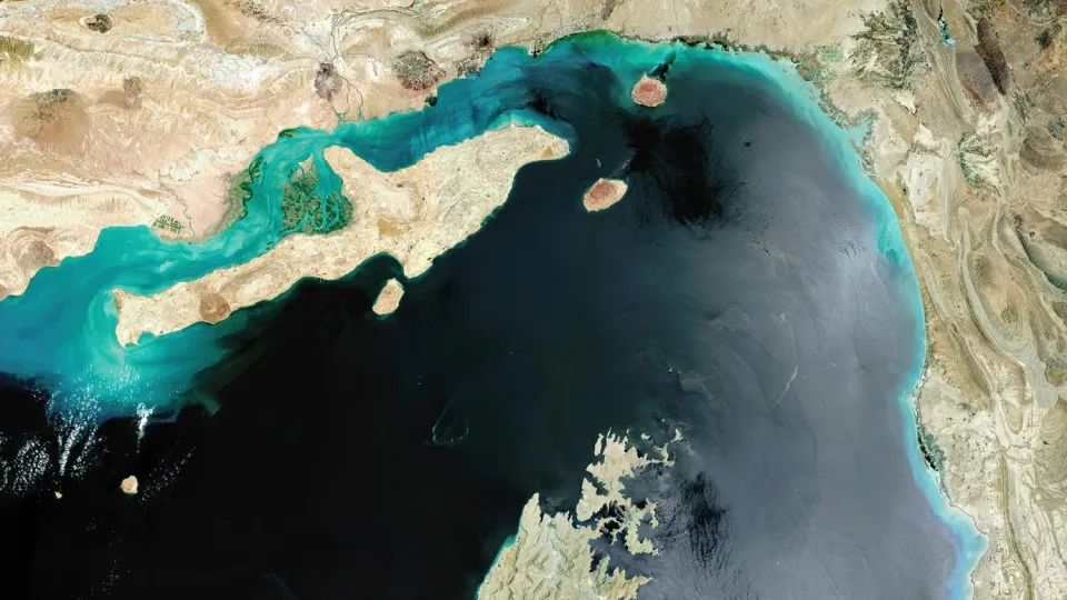 İran Hürmüz Boğazı'ndan geçmeye çalışan bir petrol tankerini vurdu haber görseli