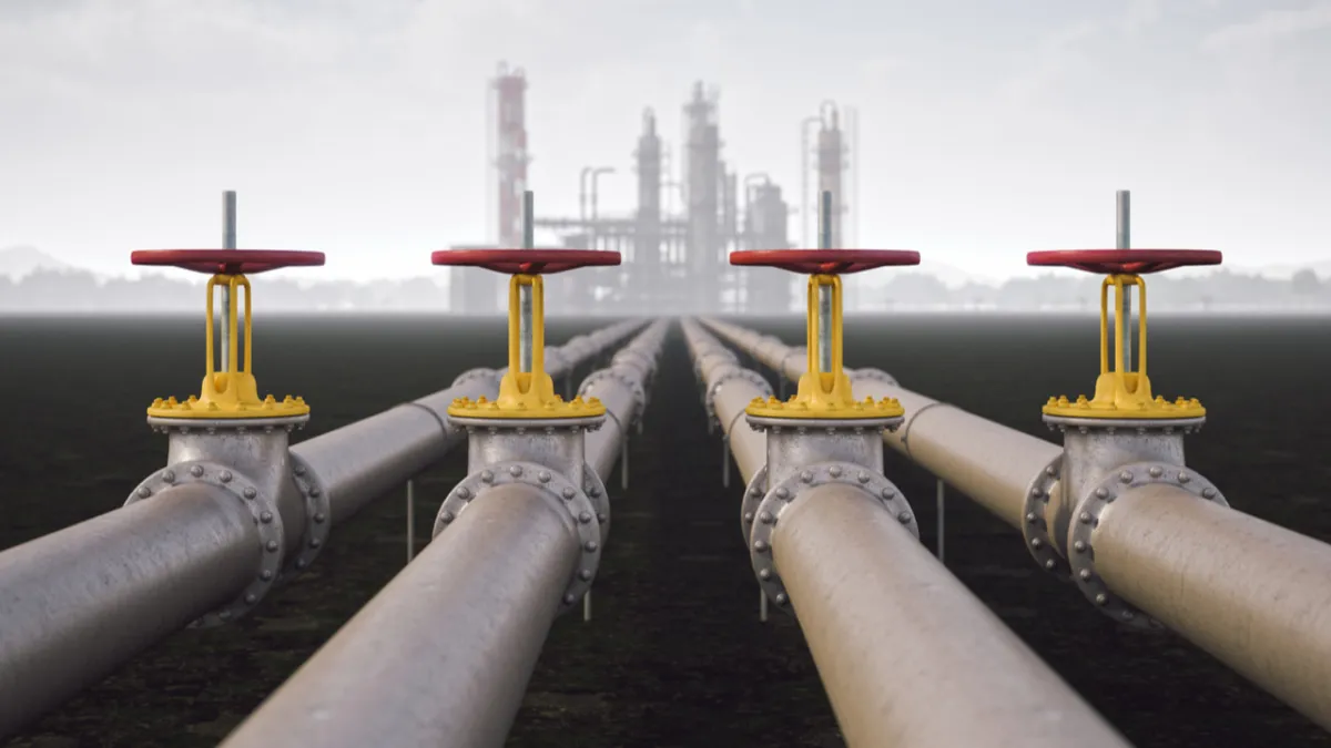 Petrol piyasasında arz alarmı: Dev bankadan 12 milyon varillik kesinti uyarısı geldi