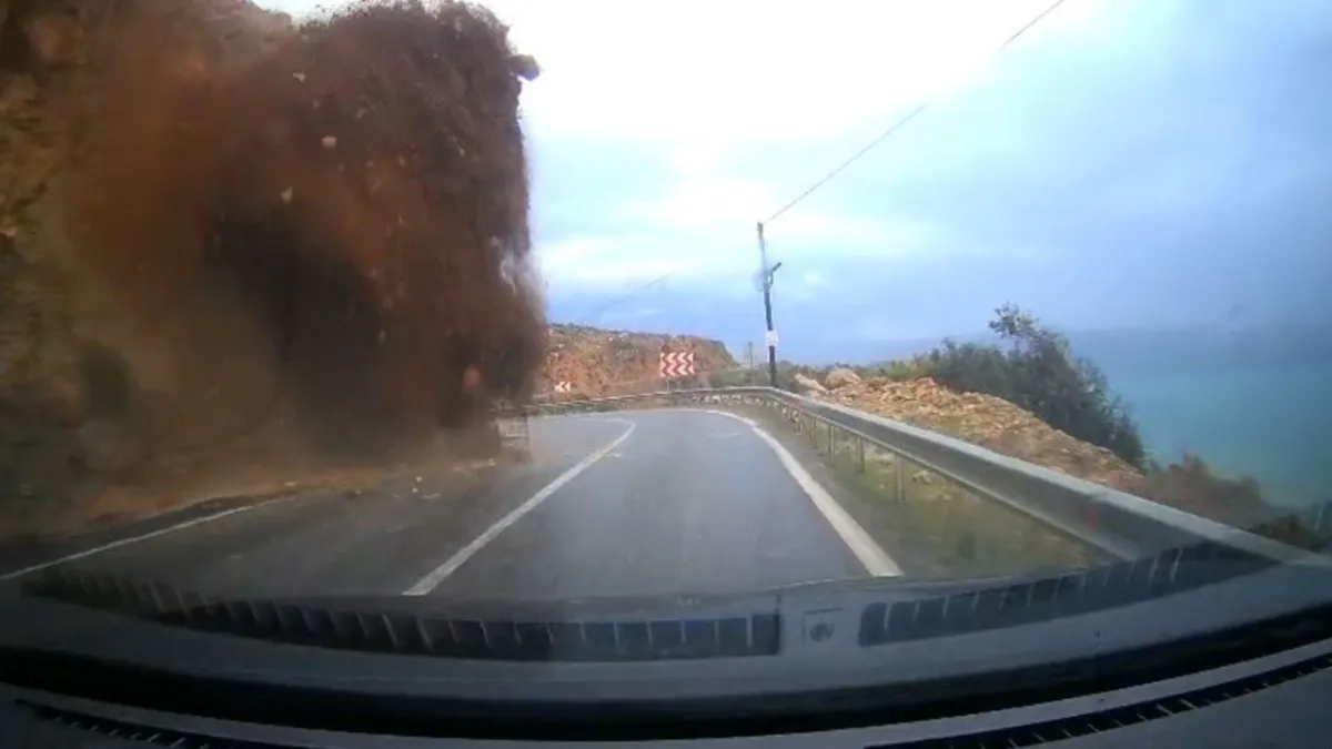 Mersin-Antalya Karayolu’nda heyelan: Araç toprak altında kaldı