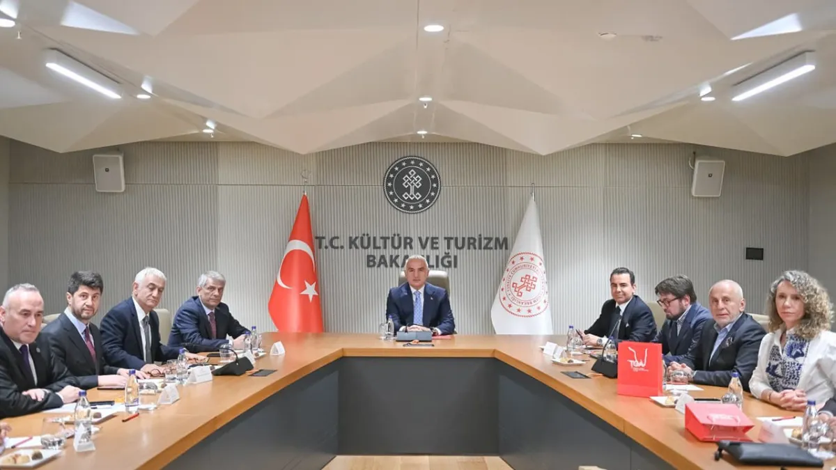 Bakan Ersoy’dan 2026 turizmi için kritik toplantı: Sürdürülebilir büyüme için ortak akıl vurgusu haber görseli