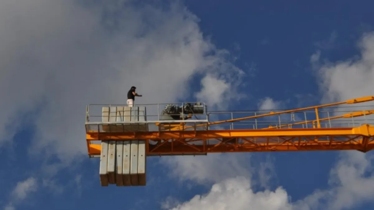 Maaşını alamadığını öne süren vinç operatörü intihara kalkıştı: Hesabına para yatınca aşağı indi haber görseli