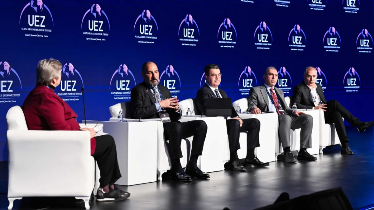 "Belirsizliğin normalleştiği bu dönemde liderlik ön plana çıkıyor" haber görseli