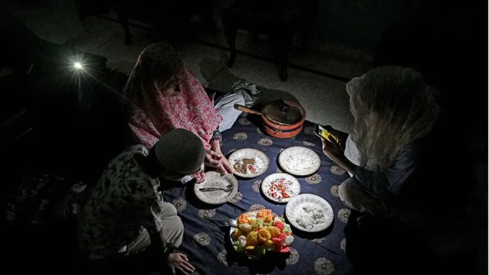 Pakistan uzun yılların en büyük enerji kriziyle karşı karşıya haber görseli