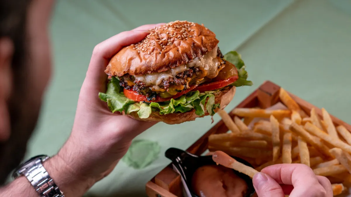 Birer birer kapanıyorlar: Dev hamburger zincirine kayyum atandı