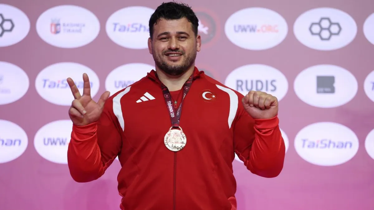 Kabine üyeleri, milli güreşçi Rıza Kayaalp'i tebrik etti haber görseli