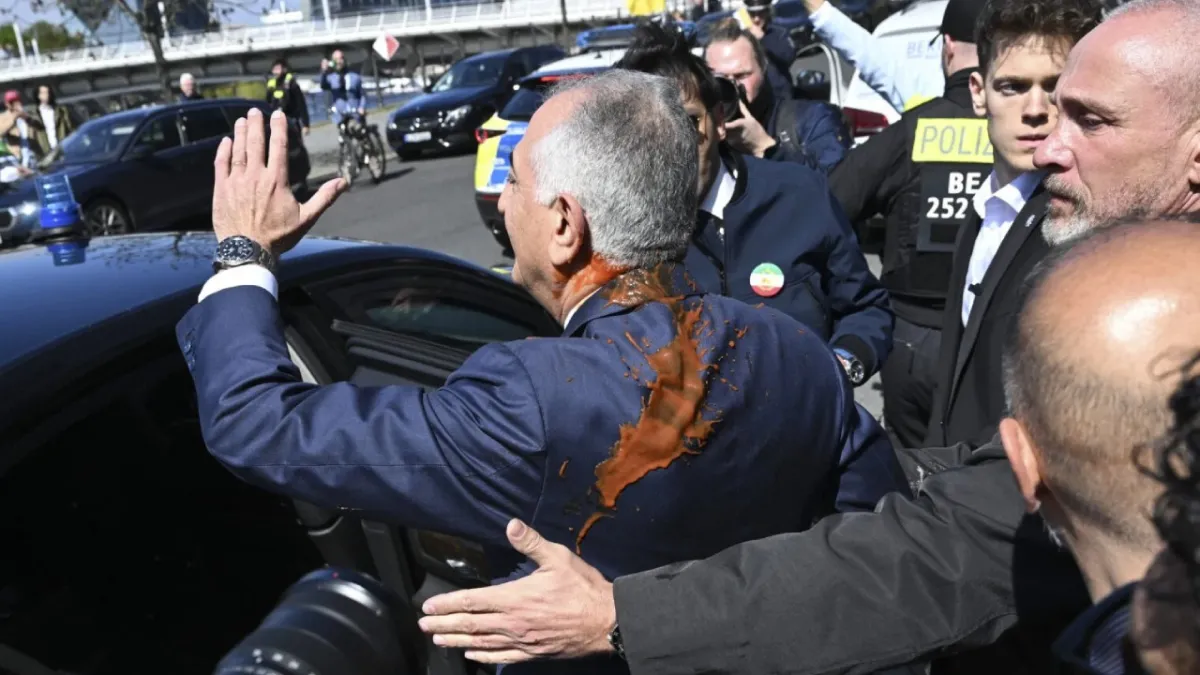 Rıza Pehlevi'ye Berlin'de boyalı protesto