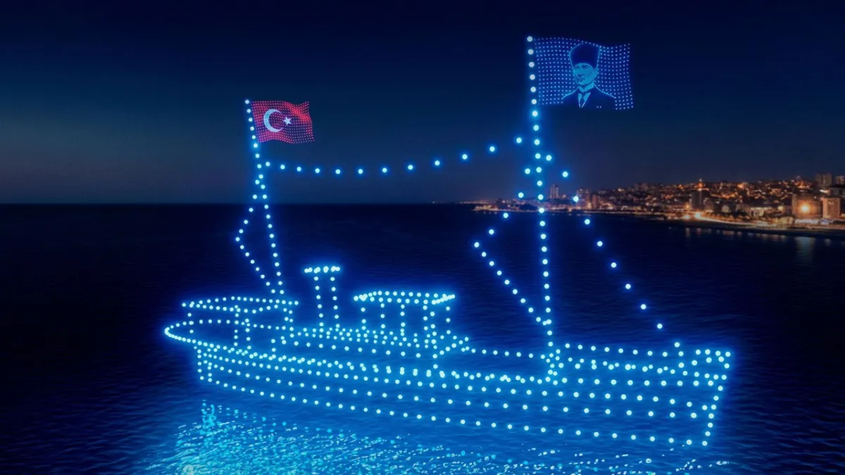 500 drone ile Bandırma Vapuru gökyüzüne taşındı