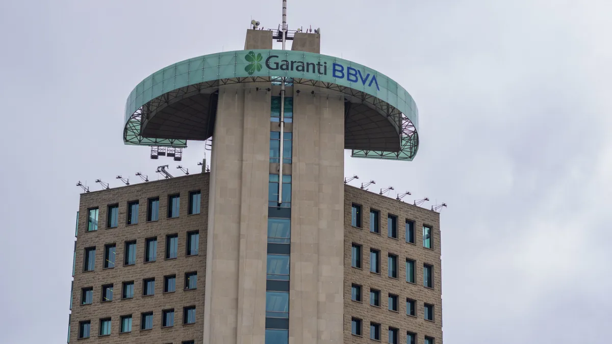 Garanti Bankası 353 milyon TL'lik alacak satışı gerçekleştirdi haber görseli