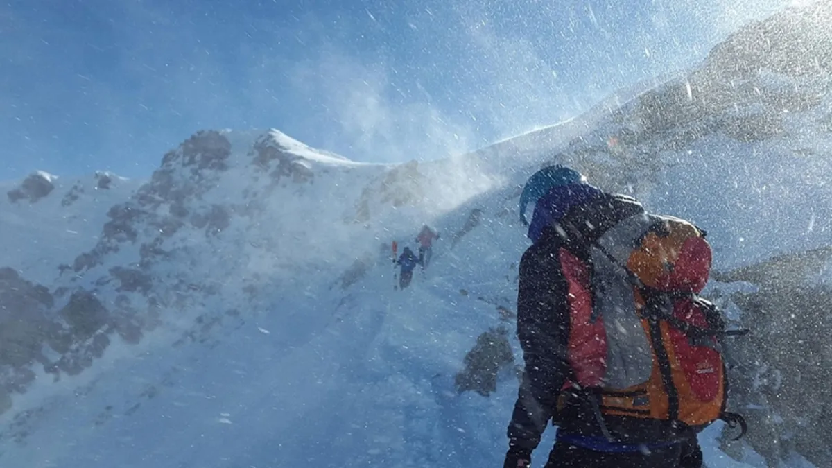 Everest Dağı’nda tarihi gün: 274 dağcı zirveye ulaştı