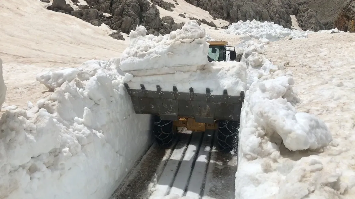 Antalya'da kar mesaisi: 5 metrelik kar tünelleri arasında yayla yolları açılıyor