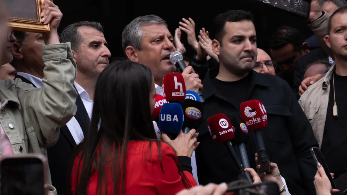 Özgür Özel, CHP Genel Merkezi'nden ayrıldı: "Geri gelmek üzere çıkıyorum"