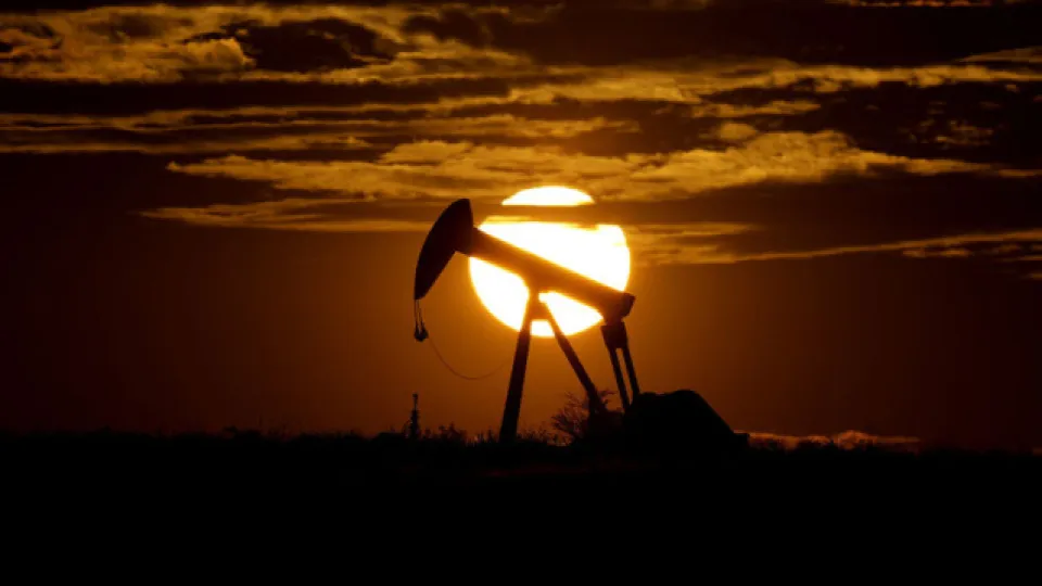 Petrol anlaşma umuduyla sert düştü