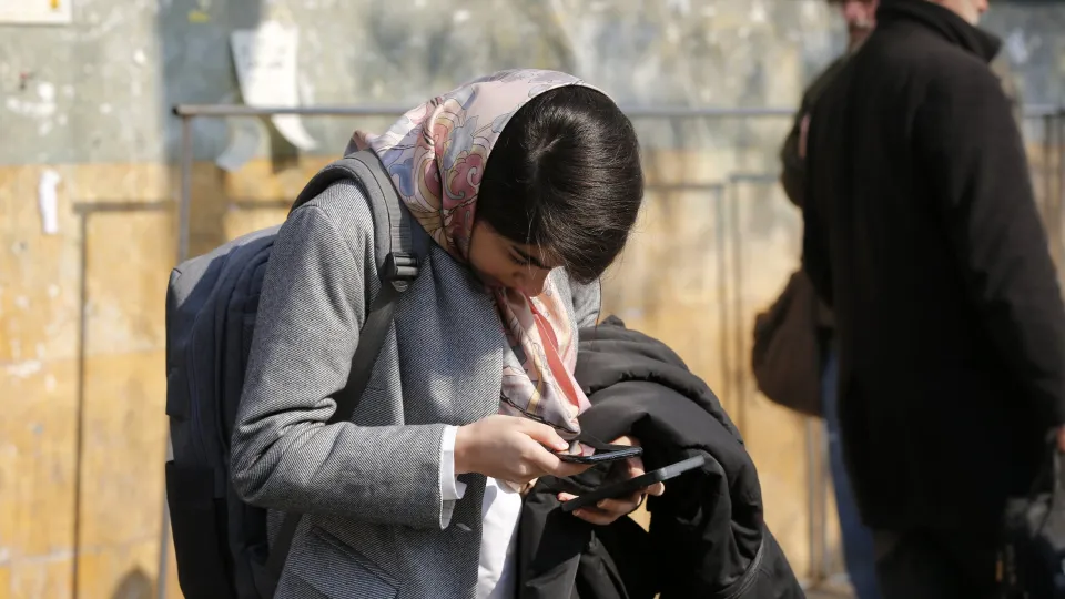 Pezeşkiyan onayladı: İran'da uluslararası internet yeniden açılıyor